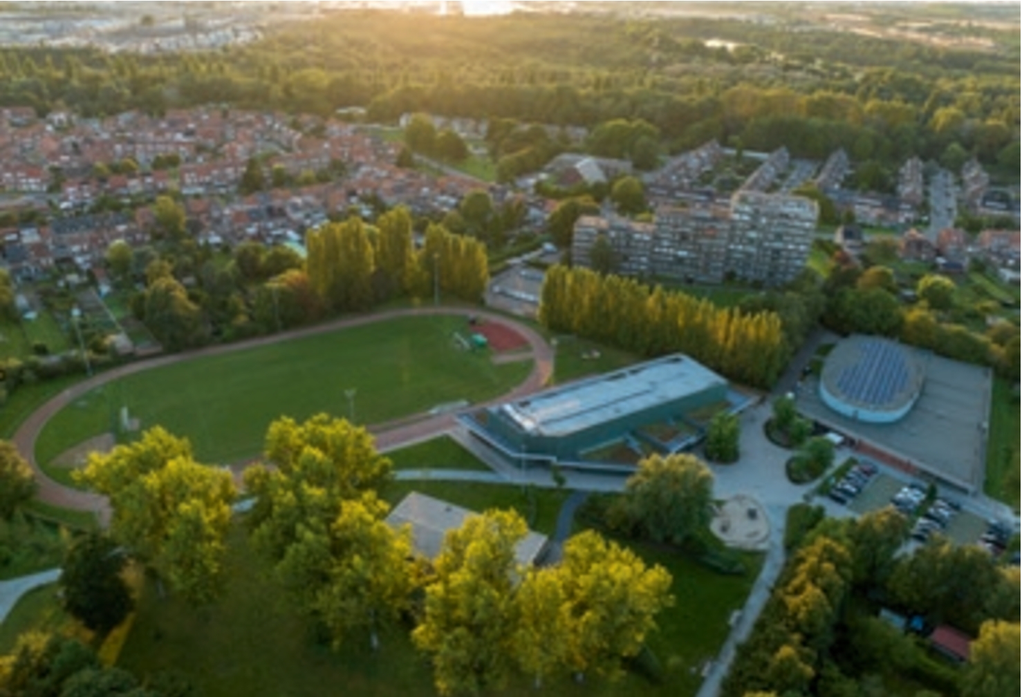 Zicht op Turnzaal en atletiekveld Hagelkruispark